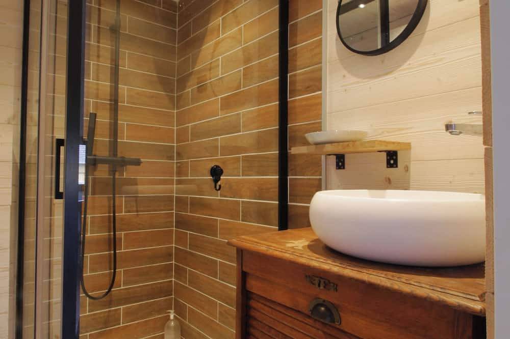 Rare petit chalet sur le lac, barque à rames, clim in Aiguebelette-le-Lac, Chambéry region