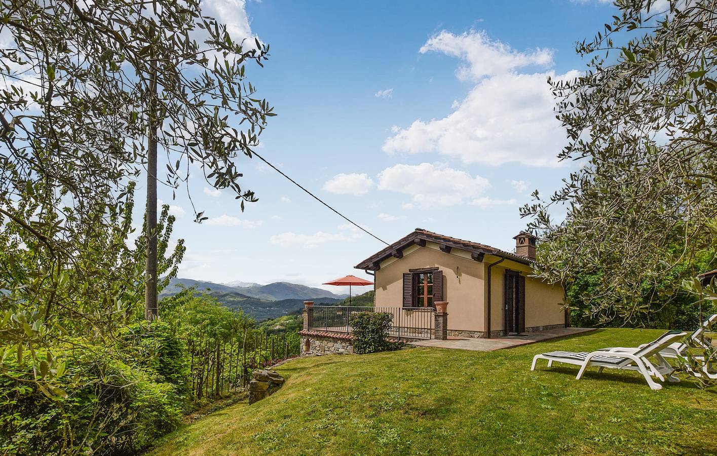 Charmante Wohnung mit Garten und Parkplatz, 1000m zum Zentrum von Barga in Barga, Parco Regionale delle Alpi Apuane