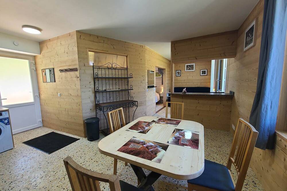 Entire apartment, Gîte 6 à proximité de Montbrun Les Bains. Superficie : 42 mètre carré in Montbrun-les-Bains, Nyons region
