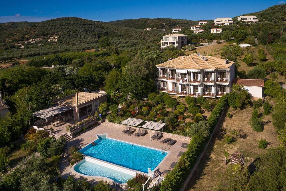 Ganze Wohnung, 5 minutes walk from beach cozy Studio w/ pool and views of Navarino Bay. in Messenien
