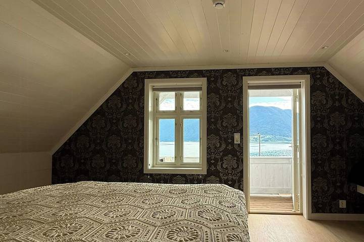 Historisches Haus am Fjord in Solvorn in Sognefjord