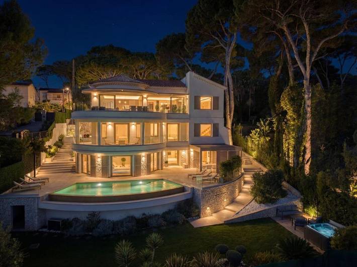 Villa für 12 Personen, mit Balkon und Whirlpool sowie Terrasse und Garten in Antibes (Alpen)