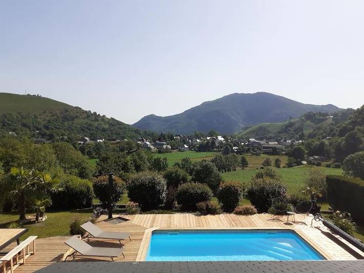 Gîte pour 4 personnes, avec vue ainsi que jardin et piscine à Ségus