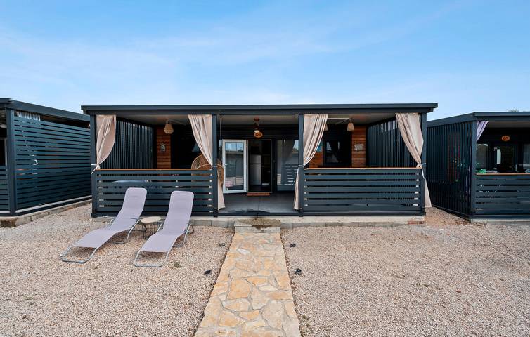 Ferienhaus für 5 Personen, mit Pool und Terrasse sowie Garten, kinderfreundlich in Pirovac