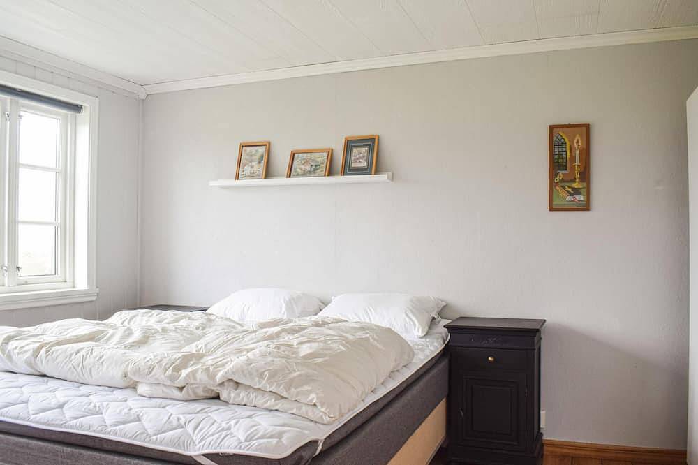 Stunning home in Valevåg with Wifi in Hardangerfjord