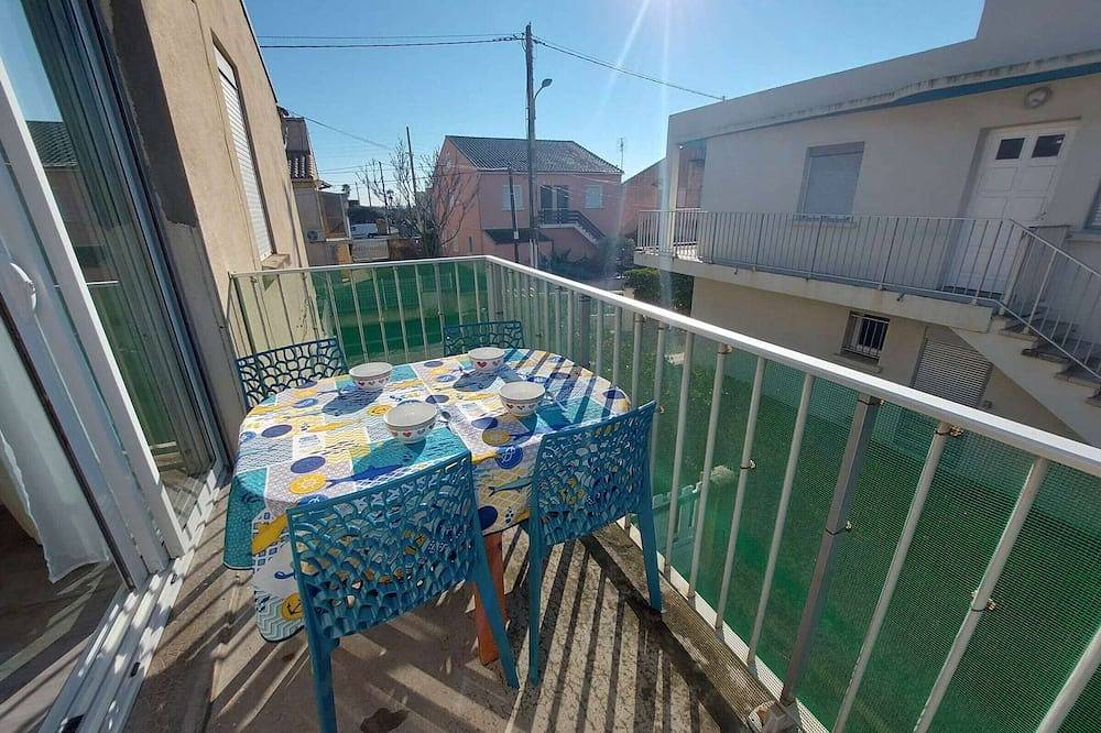 Entire apartment, Cozy 2-Room Apartment with Terrace & Parking Near Beach and Market in Marseillan-Plage, Marseillan