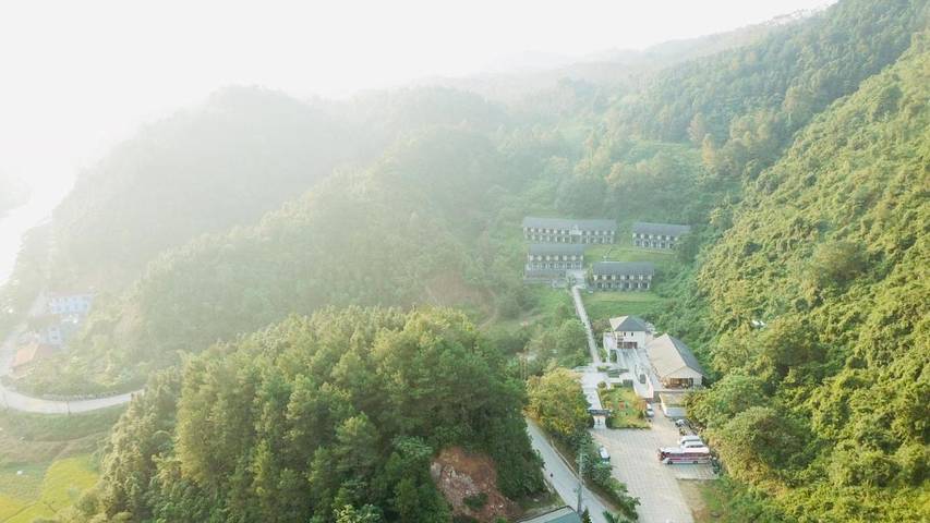 Hotel para 3 personas, con jardín además de vistas al lago y vistas - 1
