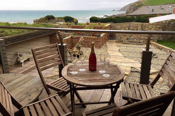 Cottage for 8 people, with sauna and balcony as well as hot tub in Cornwall