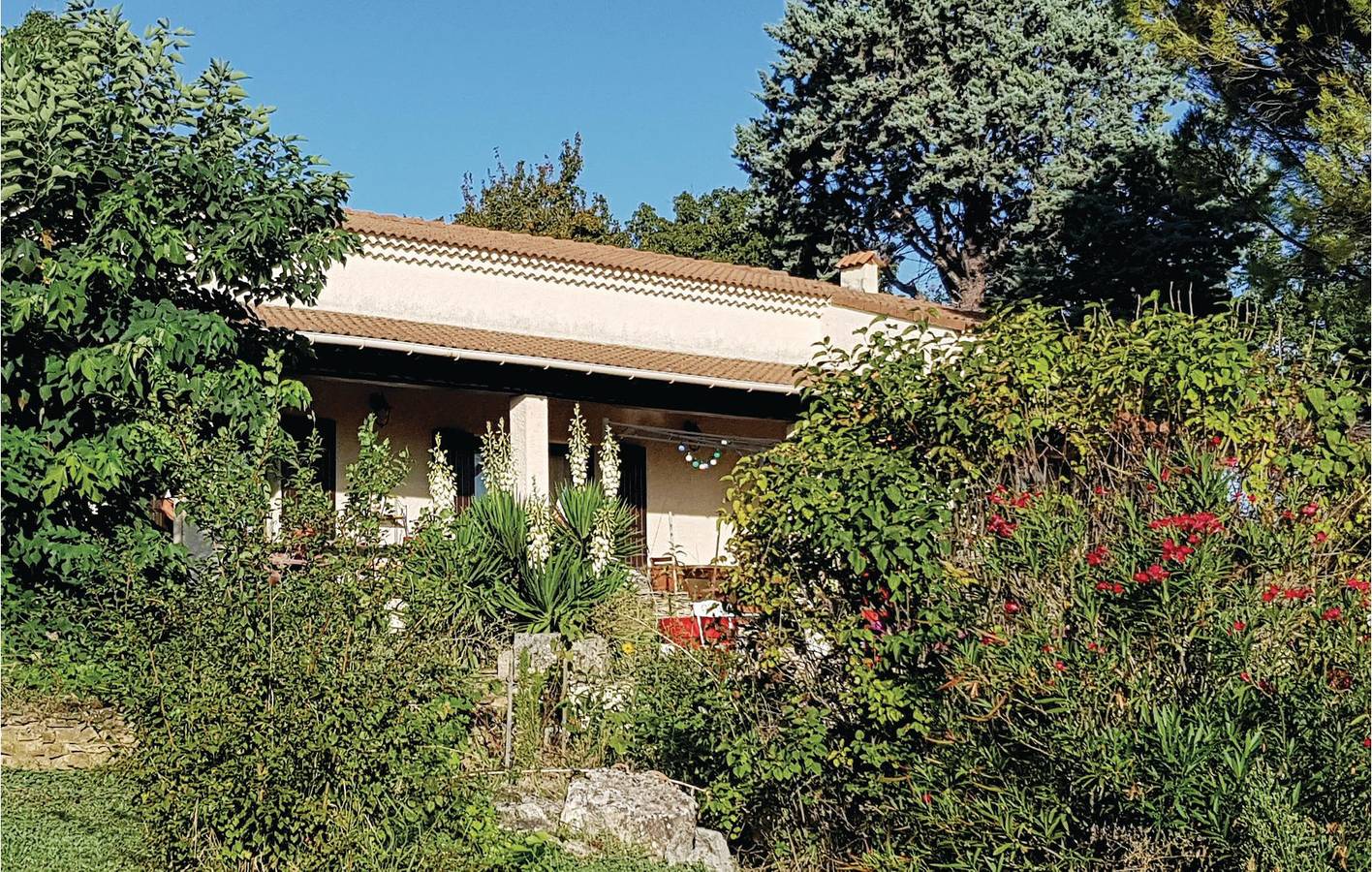 Appartement au bord de la piscine près de Saint-Christol (34 caractères) in Salazac, Région de Nîmes