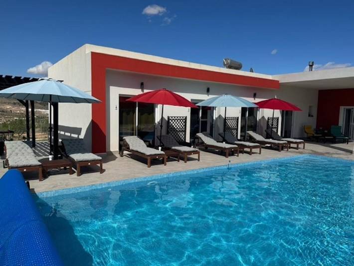 Location de vacances pour 2 personnes, avec Terrasse et Jacuzzi ainsi que Jardin et Piscine à la Romana