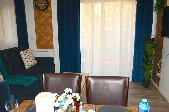 Ganze Wohnung, Studio unit with balcony in front of Le Bourget airport in Le Blanc-Mesnil, Seine-Saint-Denis