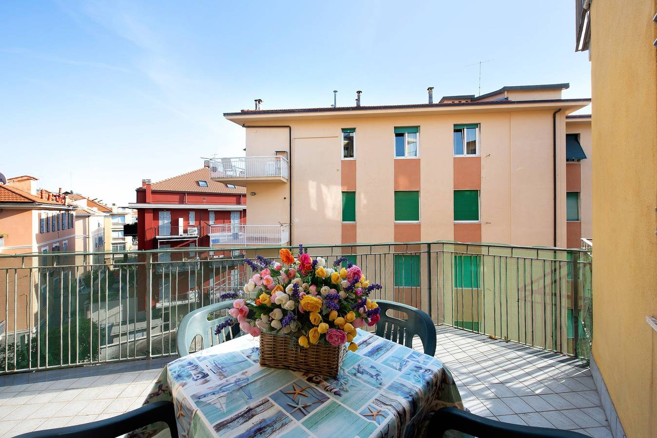 Apartamento entero, Apartamento "Trilocale Mazzini con 2 balconi" cerca del mar con balcón in Varazze (City), Varazze