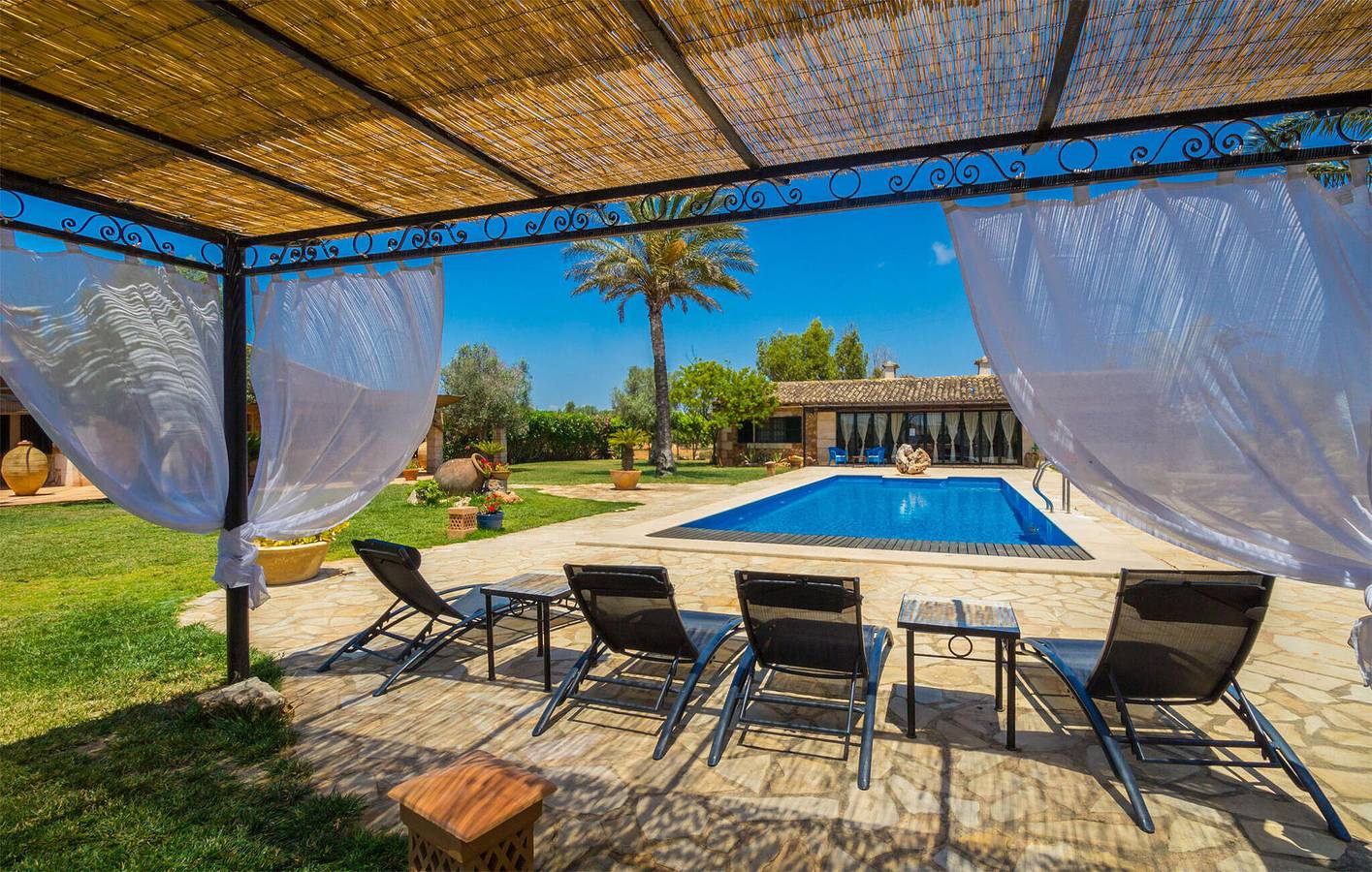 Sonniges Apartment mit Pool, Küche & WiFi, 1,5km von Playa de Ses Covetes entfernt in Es Trenc, Campos