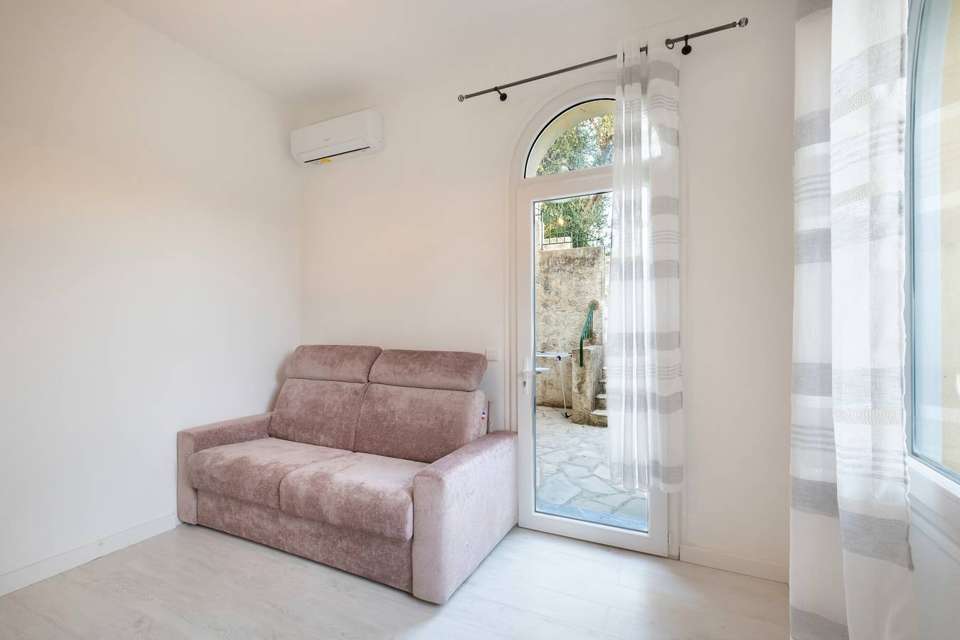 Studio entier, Studio 'Rubis' avec Terrasse Privée, Wi-Fi et Climatisation in Nice, Région de Nice