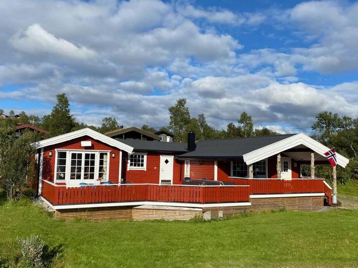 Camping for 9 personer, med terrasse og jacuzzi i Troms