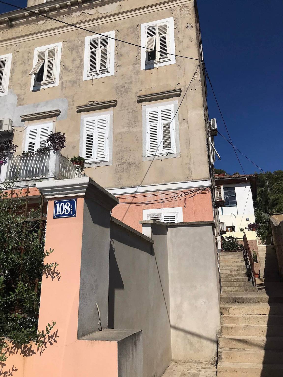 Cały apartament, Dwupokojowy apartament z tarasem i widokiem na morze Mali Losinj -a in Mali Lošinj, Lošinj (Kvarn Bay)