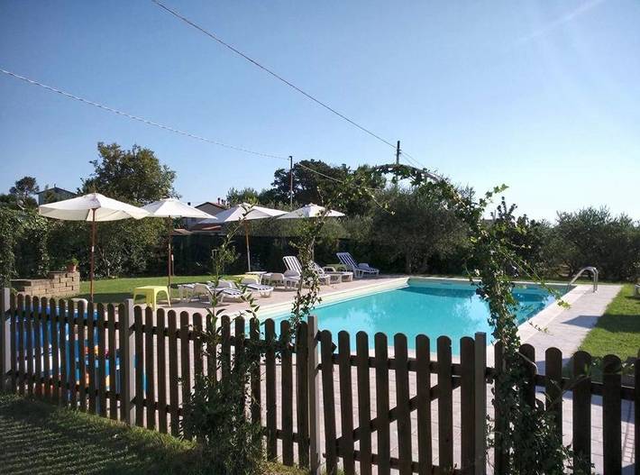 Agriturismo per 4 persone, con giardino e piscina nonché panorama, adatto a famiglie con bambini in Provincia di Ancona