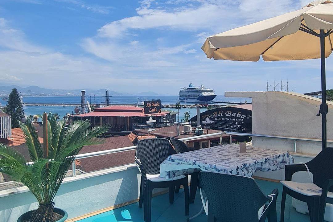 Entire holiday apartment, Central 1 Bed w Balcony, Sea Views & Roof Terrace in Alanya, Antalya Province