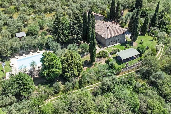 Agriturismo per 12 persone, con giardino e piscina, con animali domestici in Loro Ciuffenna