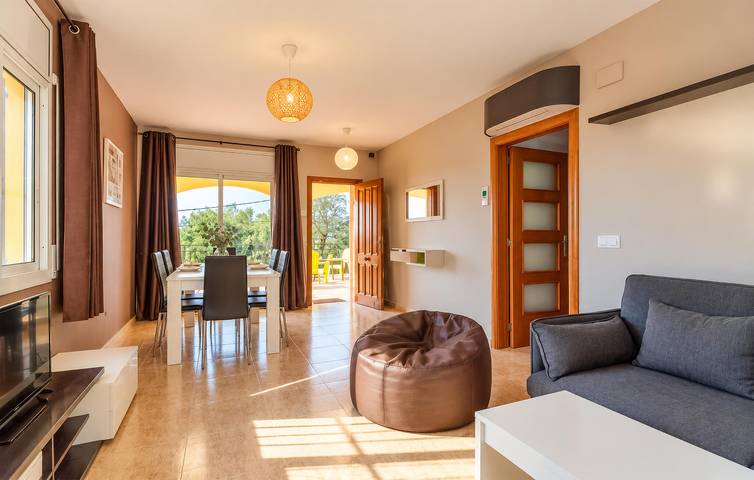 Appartement avec vue sur la montagne et piscine près de Lloret de Mar in Aiguaviva Parc, Vidreres