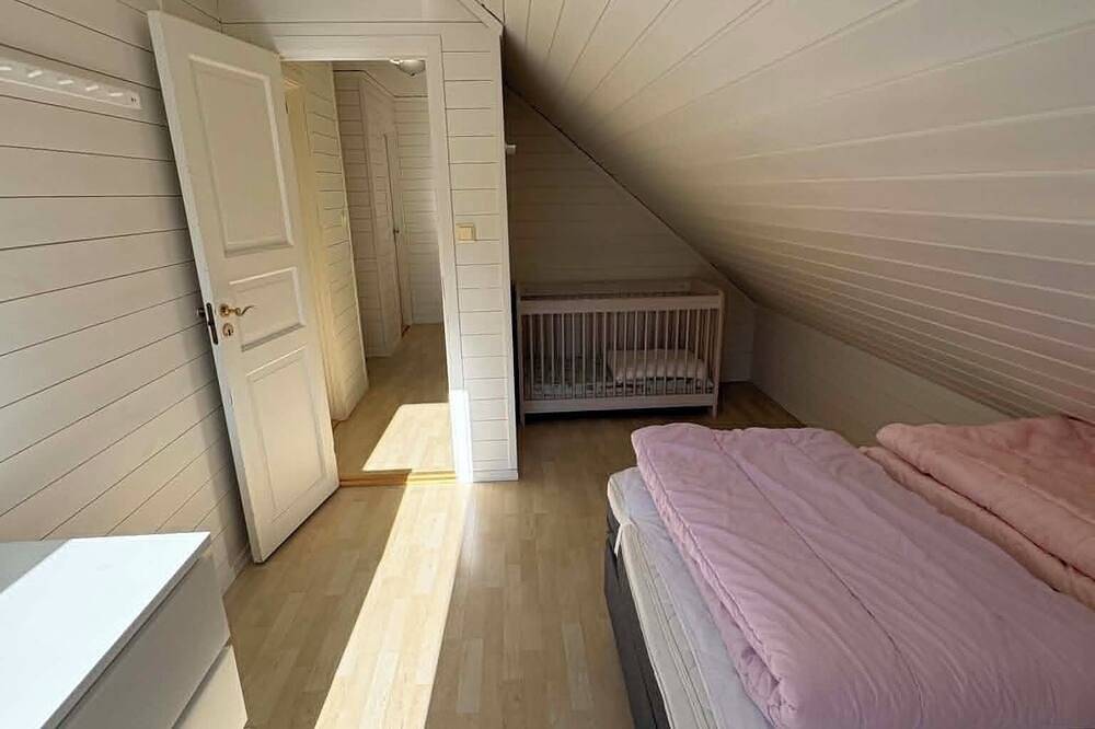 Waterfront quaint 4-bedroom cabin in adorable Kristiansand for relaxing stays in Flekkerøya, Kristiansand
