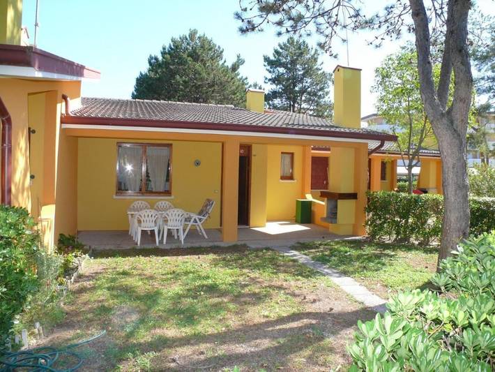 Ferienhaus für 6 Personen, mit Terrasse und Pool in Bibione