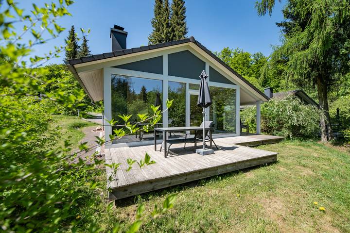 Ferienhaus für 5 Personen, mit Garten und Ausblick sowie Pool und Sauna, kinderfreundlich