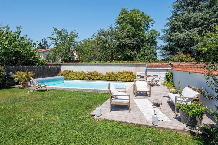 Location de vacances pour 10 personnes, avec piscine ainsi que jardin et terrasse à Champagne-au-Mont-d'Or - 3