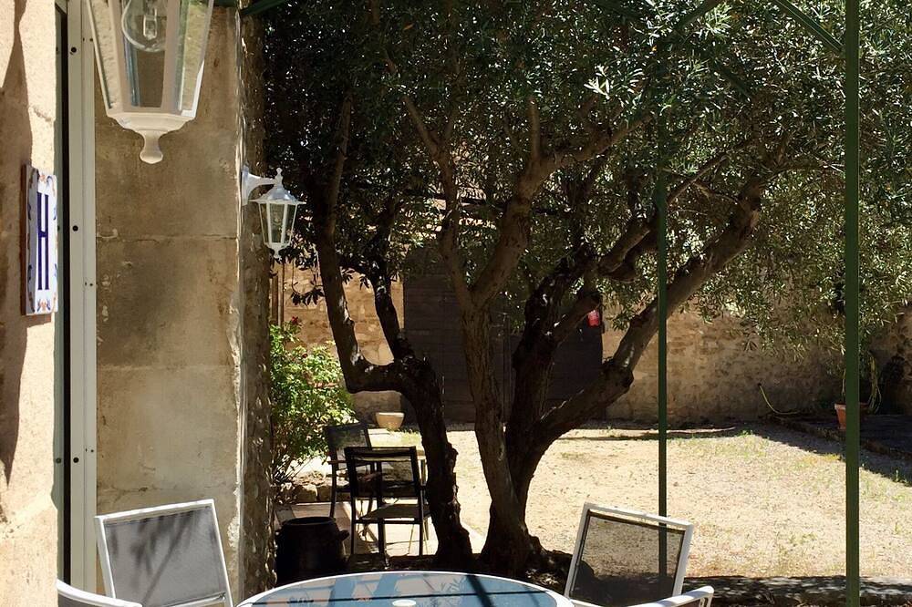 Part of Résidence Lou Boulidou, former winery, now unique holiday homes. in Maubec, Parque natural regional del Luberon