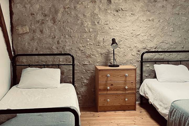 Location de vacances pour 8 personnes, avec piscine ainsi que terrasse et jardin à Champagne-et-Fontaine - 2