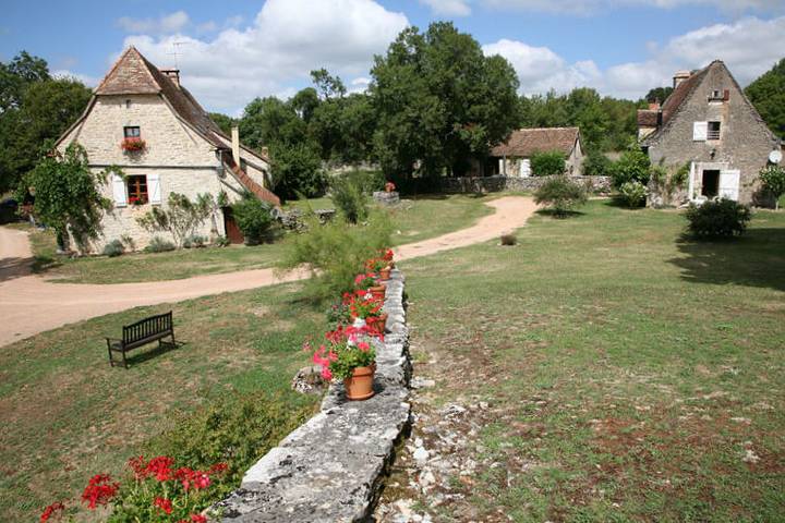 Gîte pour 25 personnes, avec piscine ainsi que terrasse et jardin dans le Lot - 4