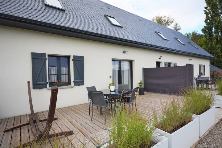 Location de vacances pour 4 personnes, avec vue sur le lac ainsi que balcon et jardin à Saint-Quentin-en-Tourmont