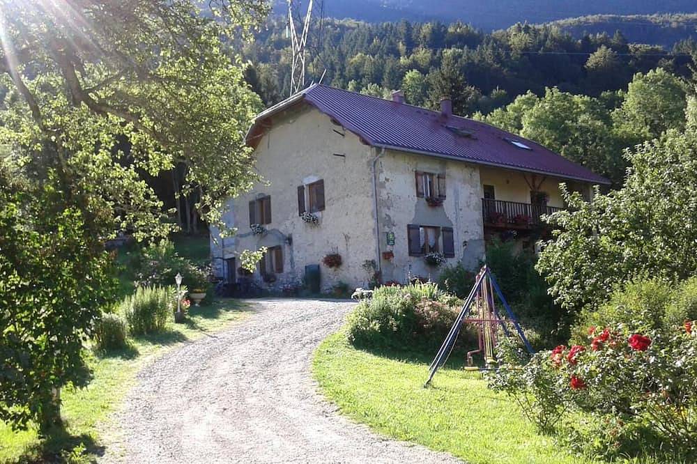 Gîte avec piscine partagée et spa, idéal pour un séjour nature ou des vacances à la montagne au cœur in Chézery-Forens, Parc naturel régional du Haut-Jura