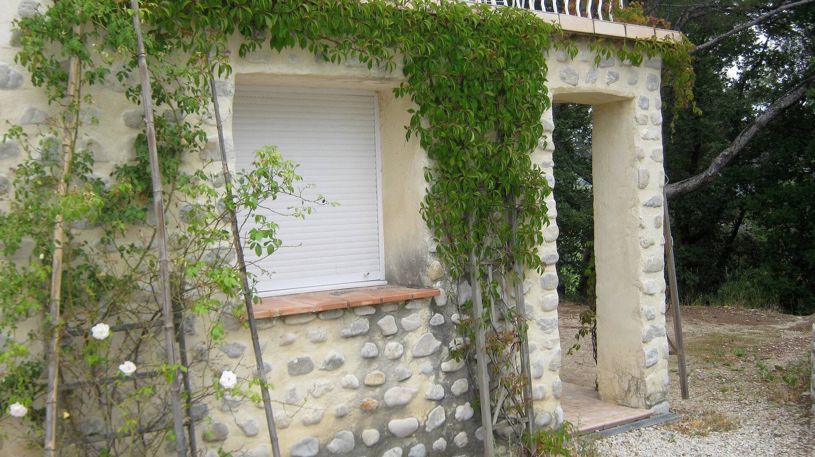 Apartamento entero, Apartamento 'Gite Du Petit Bois - Bignone' con piscina compartida, Wi-Fi y aire acondicionado in Villedieu, Vaucluse