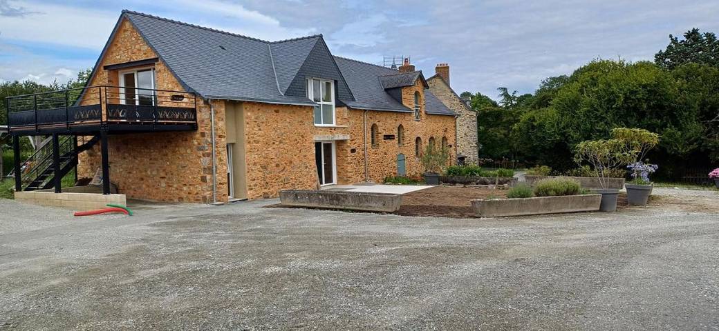Location de vacances pour 8 personnes, avec Balcon ainsi que Terrasse et Jardin à Ahuillé
