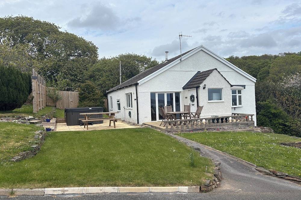 Raphael House - Welsh Sea View Cottage with Jacuzzi in Burry Port, Carmarthenshire