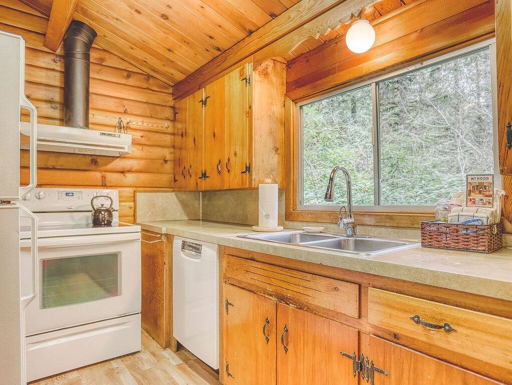 Moondance Cabin - Secluded Creekside Log Cabin, Fireplace, Hot Tub in Welches, Mount Hood