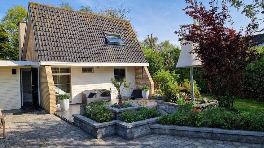 Ferienhaus für 8 Personen, mit Whirlpool und Terrasse sowie Garten und Sauna