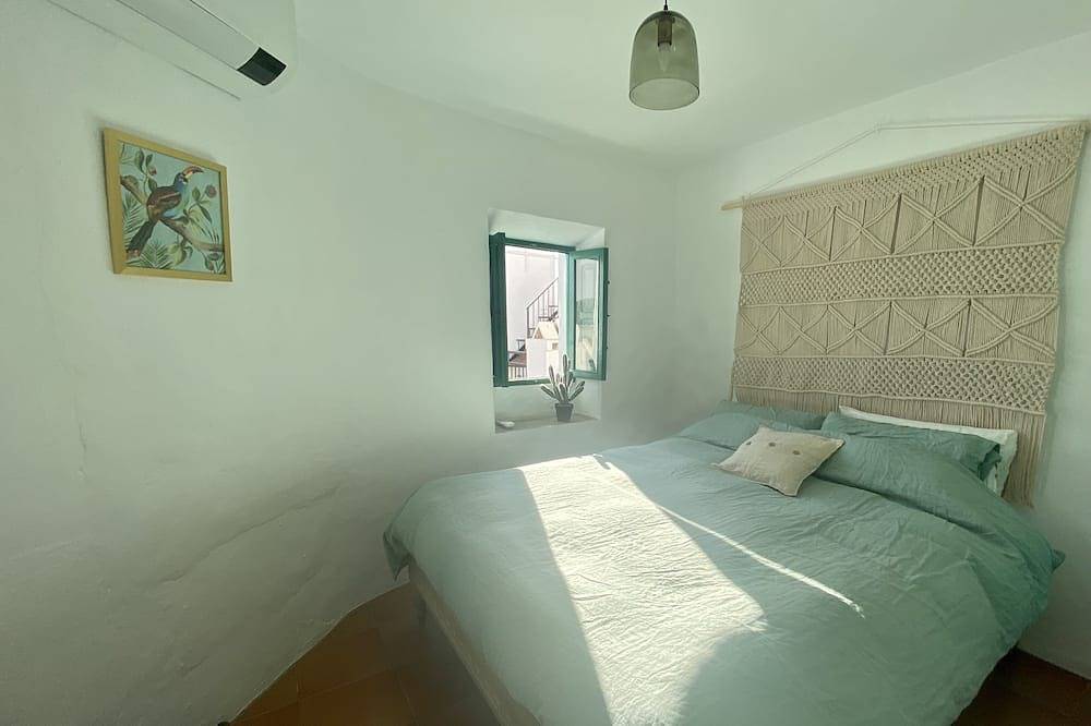 Enchanting 1 Bed with A/C, Sunny Terrace and Views in Cómpeta, Málaga Province