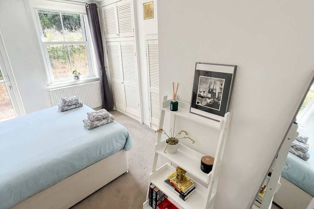 Entire apartment, Spacious 2-Bed Period Garden Flat, Central Guildford in Guildford, Surrey