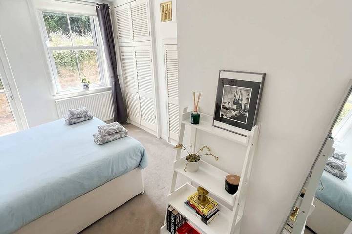 Entire apartment, Spacious 2-Bed Period Garden Flat, Guildford in Guildford, Surrey