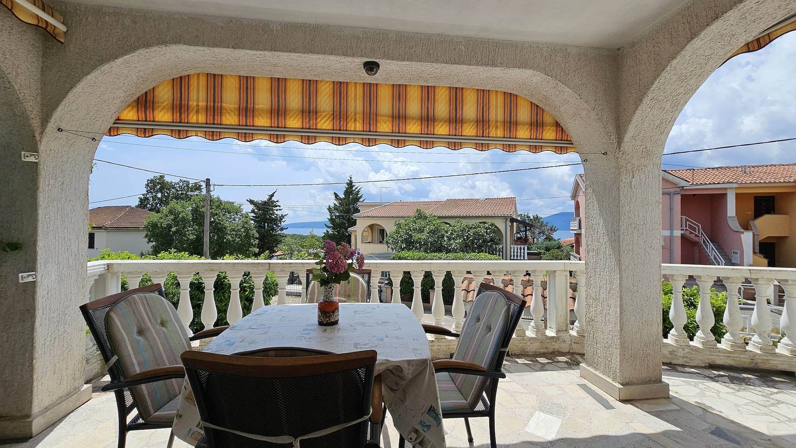 Ganze Wohnung, 1-Zimmer-Ferienwohnung mit Terrasse und Meerblick Pinezici, Krk A-5319-a in Pinezici, Krk