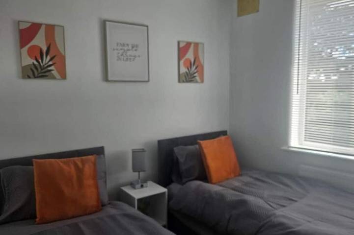 Entire apartment, Affordable Stylish Fully Furnished 2 Bedroom Apartment,sleeps upto 6 people in Hertfordshire
