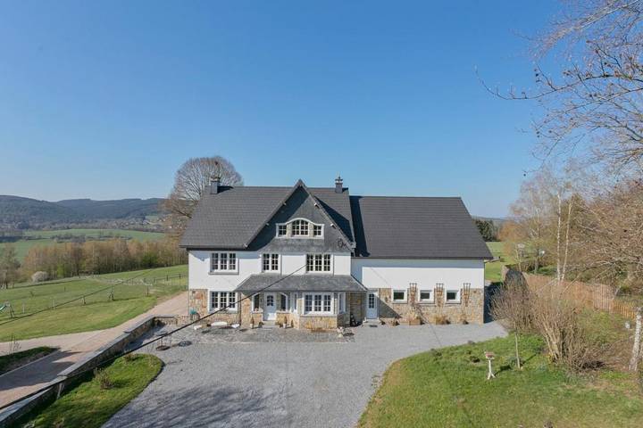 Location de vacances pour 8 personnes, avec piscine et jardin ainsi que vue et sauna dans Bellevaux-Ligneuville - 4