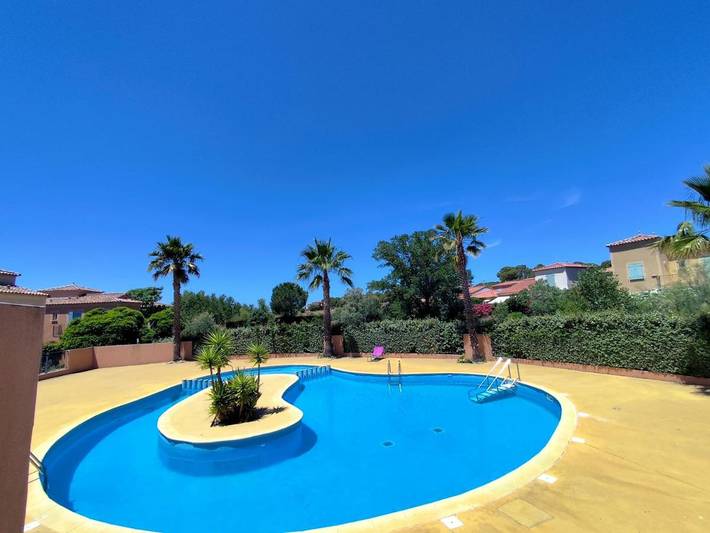 Location de vacances pour 8 personnes, avec vue ainsi que jardin et piscine dans Golf de Saint-Thomas