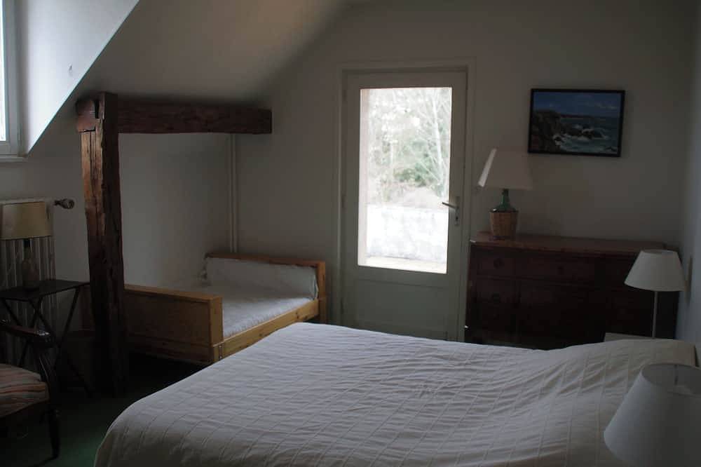 Gite in family home, on the banks of the Loire, garden, south-facing. in Combleux, Valle del Loira