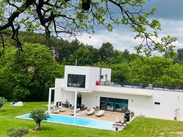 Location de vacances pour 7 personnes, avec Balcon et Terrasse ainsi que Jardin et Piscine à Gréasque