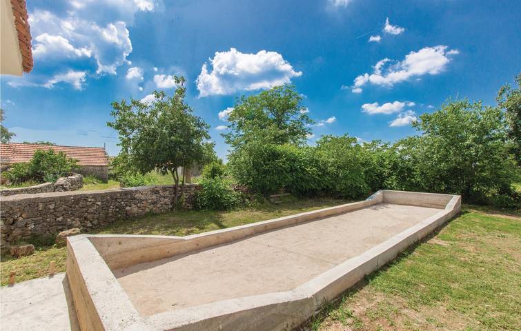 Gemütliche Ferienwohnung mit Pool, WLAN und Terrasse in der Nähe des Visovačko-Sees in Dalmatinisches Zagora