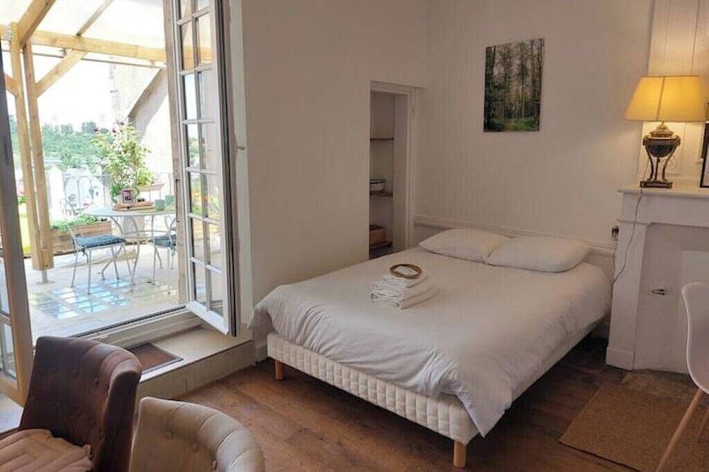 Ganze Wohnung, Central studio with large private terrace, calm and light in Poitiers, Vienne