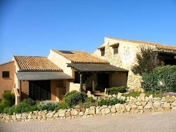 Casa Mughetto R5055 Wifi, seafront, private sea access, swimming pool in Parco Nazionale dell'Arcipelago di La Maddalena, La Maddalena